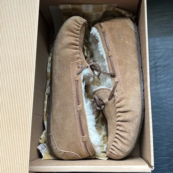Ugg Women's Dakota Moccasin Size 5
- Chestnut Style Number 5296 - Picture 13 of 13